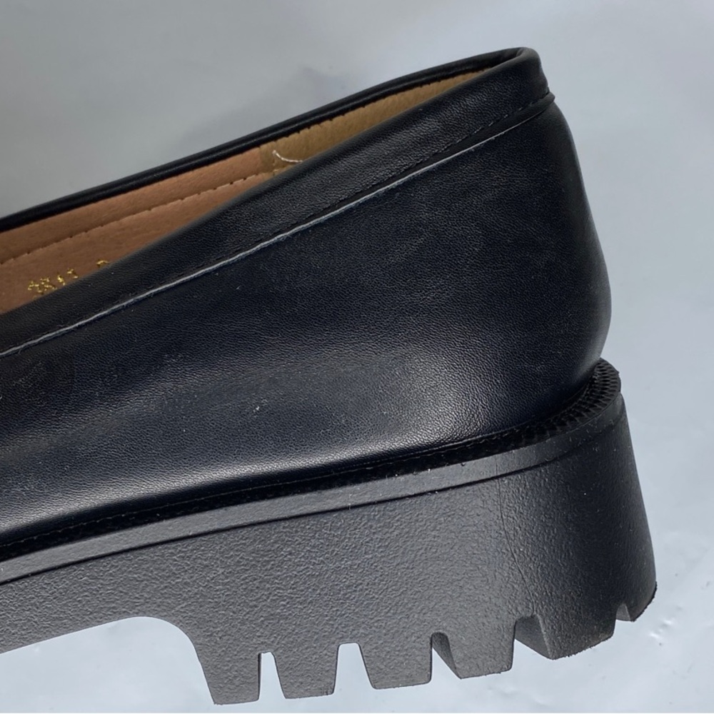 Elegant Black Loafers with Gold Accents - Picture 8 of 11
